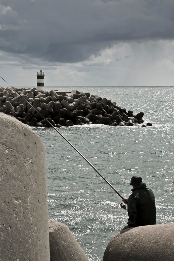 Angler in Nazaré vor Leuchtturm