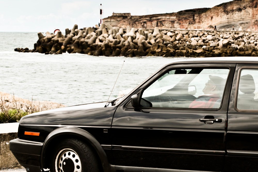 2013 Saudade Alter Mann im Auto blickt auf Meer